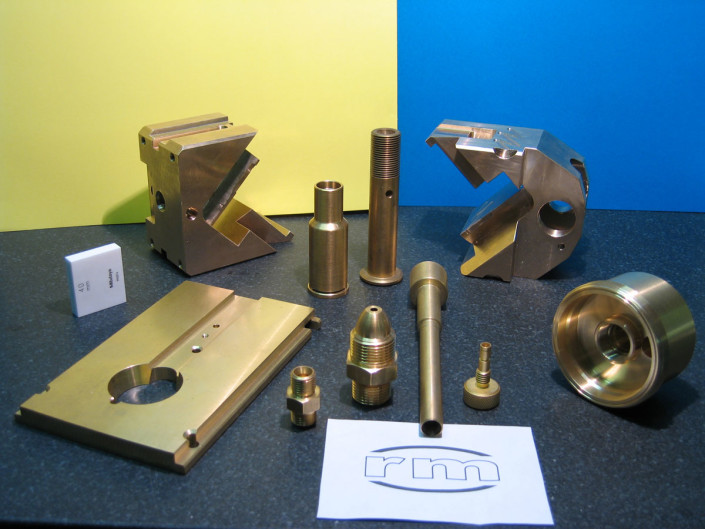 Various items in brass and bronze